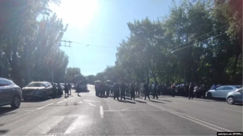 Անհետ կորածների հարազատները փակել են Բաղրամյան պողոտան