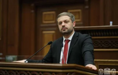 90-ականներին գործարանները թալանվեցին ու երկաթի ջարդոն դարձան․ Պապոյանը՝ Նարեկ Կարապետյանին