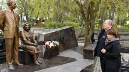 Նախագահը Մոսկվայում հարգանքի տուրք է մատուցել լեգենդար հետախույզներ Գևորգ և Գոհար Վարդանյանների հիշատակին
