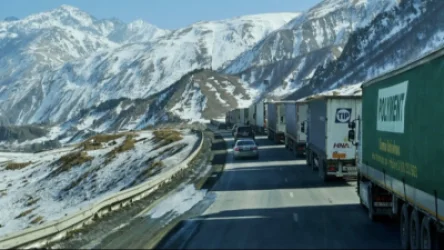 Հազարավոր բեռնատարներ են կուտակվել Վերին Լարսի անցակետում