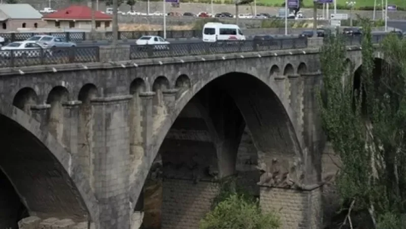 Հաղթանակ կամրջից տղամարդն իրեն ցած է նետել