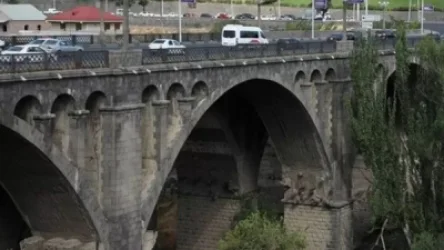 Հաղթանակ կամրջից տղամարդն իրեն ցած է նետել