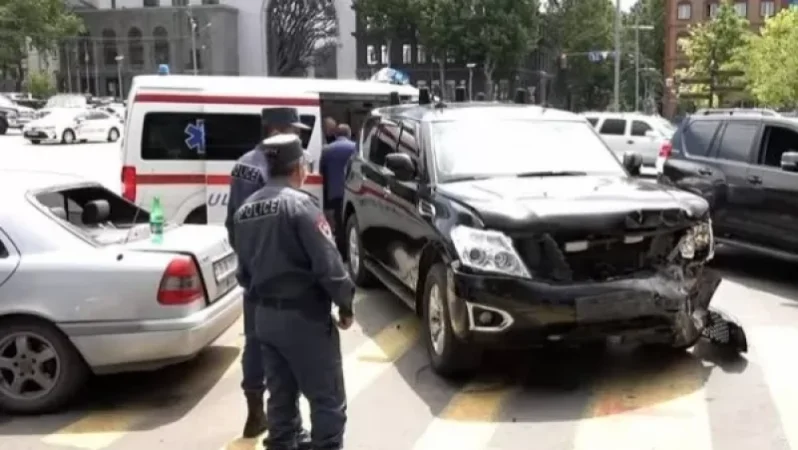 Փաշինյանին ուղեկցող ավտոմեքենայի մասնակցությամբ վթարի հետևանքով 2 քաղաքացի տեղափոխվել է հիվանդանոց