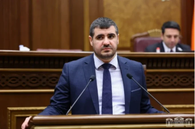 «Հայր մերը» մինչ օրս չսովորածի աջակիցները հավաքվել էին, որ պախարակեն ոչ իրենցական եպիսկոպոսներին. Եղոյան