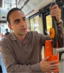 Ավինյանը հասարակական տրանսպորտում պատասխանում է ուղևորների հարցերին