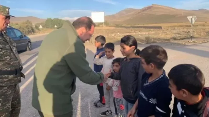 Photos: Little Ones Salute Defense Minister Tonoyan