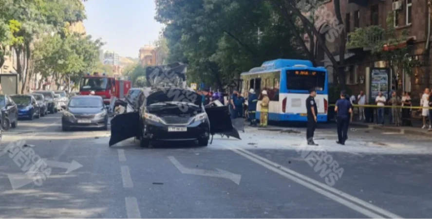 Տուժել է թիվ 58 երթուղին. մանրամասներ Ամիրյան փողոցում տեղի ունեցած մեքենայի պայթյունից