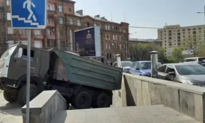 ԼՈՒՍԱՆԿԱՐ․ Բեռնատար Է  հայտնվել գետնանցումի աստիճանների վրա