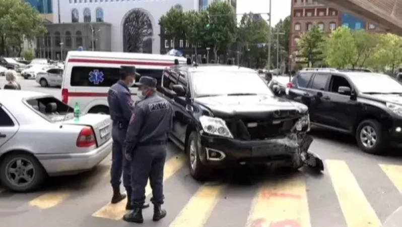 Փաշինյանին ուղեկցող ավտոմեքենայի մասնակցությամբ ավտովթարի հետևանքով տուժածներից մեկն ունի կոտրվածքներ