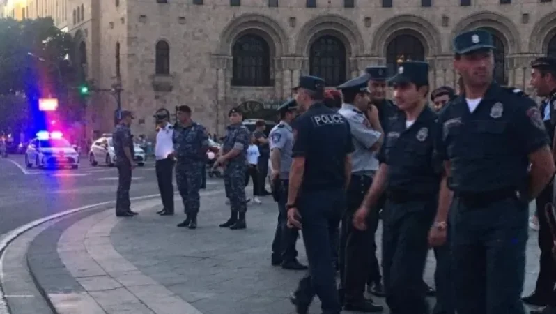 Ոստիկանությունը շուրջ 10 քաղաքացու ձերբակալել է՝ Հրապարակում ժամը 21:00-ի համերգի հետ կապված. Մելիքյան