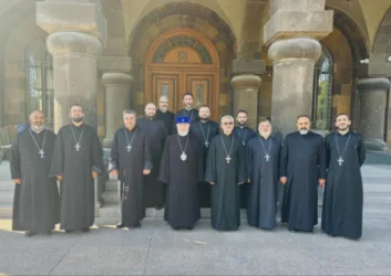 Գարեգին Բ-ն հանդիպել է Արագածոտնի թեմի հոգևորականների հետ