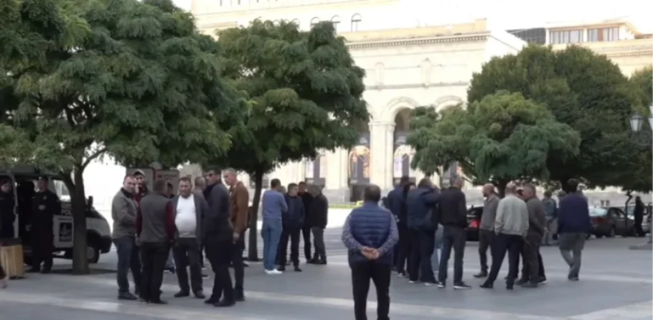 Կոլապսի կենթարկենք ճանապարհները. բեռնատարների վարորդները ուղևորվել են ՌԴ դեսպանատուն