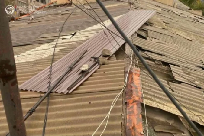 Քամին վնասներ է պատճառել Երևանում` վնասվել են ծառեր և շինությունների տանիքներ