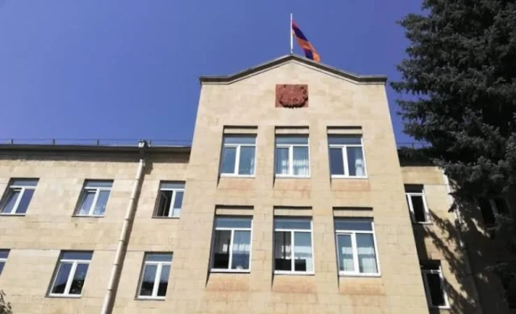 Վանաձորի դատարանում սպանվածի մայրը դանակով հարձակվել է մեղադրյալի վրա