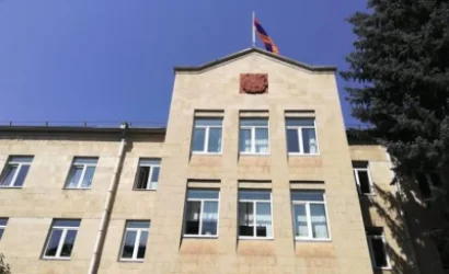 Վանաձորի դատարանում սպանվածի մայրը դանակով հարձակվել է մեղադրյալի վրա