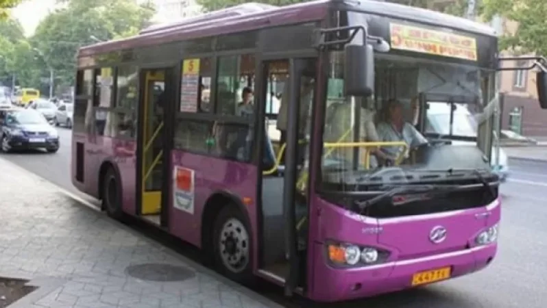 Երևանում ավտոբուսի վարորդի կտրուկ արգելակման հետևանքով քաղաքացին ընկել է և հոսպիտալացվել