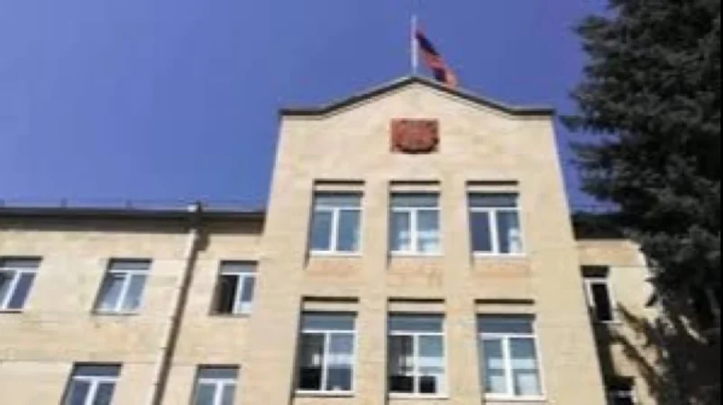 Վանաձորի դատարանում մեղադրյալ Էրիկ Դադիվանյանին դանակահարողը կալանավորվել է