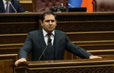 Սուրեն Պապիկյանը քաղաքացիներին կոչ արեց խմբեր կազմել և ծանոթանալ ձեռք բերված սպառազինությանը