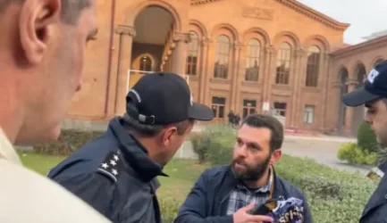 Լարված իրավիճակ ընտրատեղամասի մոտ․ քաղաքացին պոկել է թեկնածուի պաստառը, ոստիկանները՝ միջամտել են