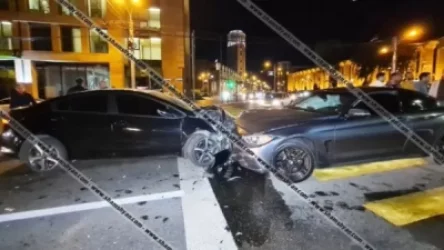 ՀՀ–ում Ֆրանսիայի դեսպանատան դիմաց բախվել են BMW-ն ու KIA-ն