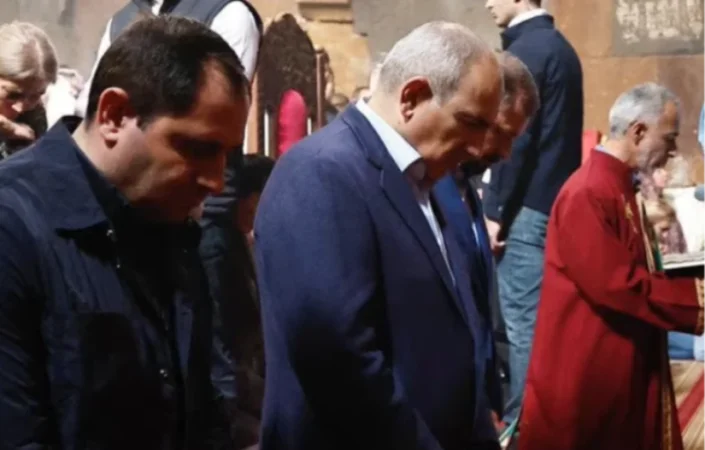 Նիկոլ Փաշինյանը Գյումրիի «Յոթ Վերք» եկեղեցում մասնակցում է պատարագի