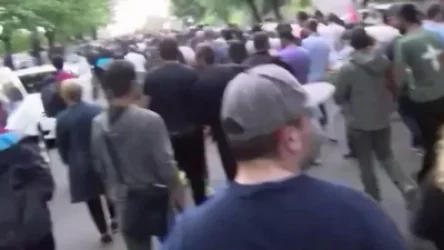 ՏԵՍԱՆՅՈՒԹ. Երթի մասնակիցները շշերով հարվածել են դերասան Սոս Ջանիբեկյանին. Factor. am