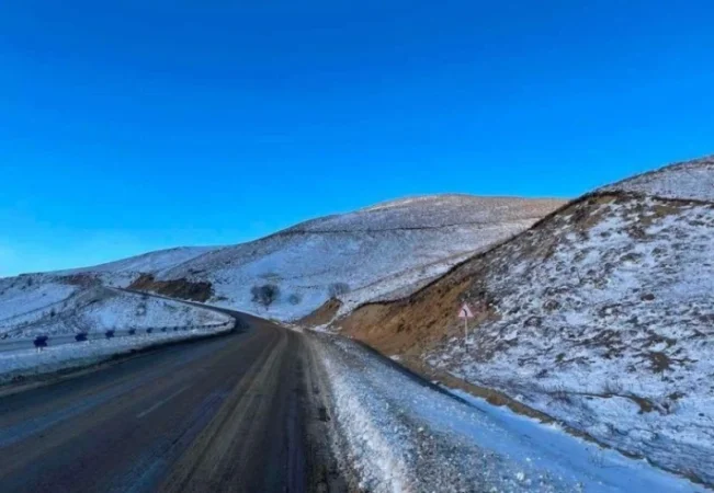 Զգուշացում վարորդներին՝ ավտոճանապարհներին մերկասառույց է․ երթևեկել բացառապես ձմեռային անվադողերով