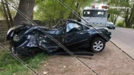 Lexus-ը Սևան-Մարտունի-Գետափ ավտոճանապարհին դուրս է եկել երթևեկելի գոտուց և բախվել ծառերին