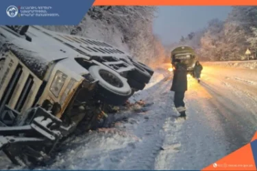 Ճանապարհի մաքարման աշխատանքներ իրականացնելիս մեքենան կողաշրջվել է