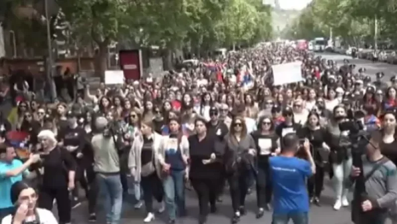 Ֆրանսիայի հրապարակից կանայք երթ են իրականացնում մայրաքաղաքում