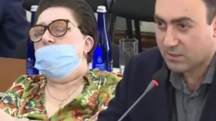 ՏԵՍԱՆՅՈՒԹ․ Ավագանու անդամը նիստի ժամանակ քնել էր, գործընկերը արթնացրեց նրան