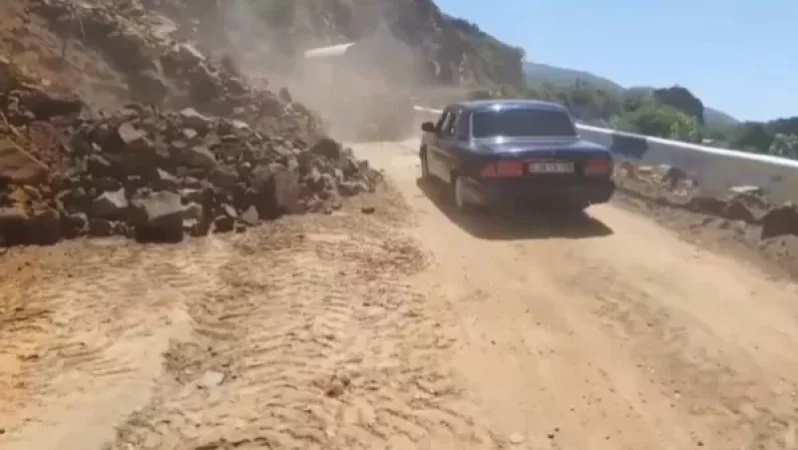 Քարաթափման հետևանքով Մեղրիի լեռնանցքում երթևեկությունը կազմակերպվում է ճանապարհի կողմնային հատվածով