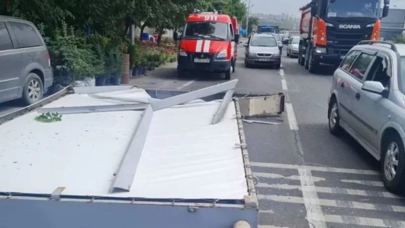 Գովազդային վահանակն ընկել է ճանապարհի երթևեկելի հատված