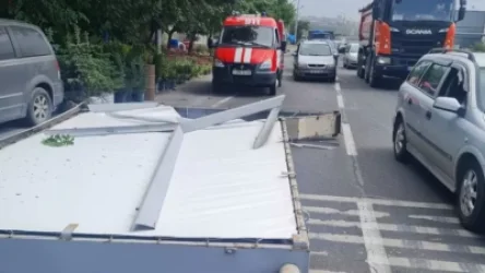 Գովազդային վահանակն ընկել է ճանապարհի երթևեկելի հատված