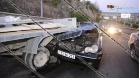 Mercedes-ը մխրճվել է ГАЗель-ի մեջ,վերջինս վրաերթի է ենթարկել 4 հոգու և բախվել Mercedes-ի