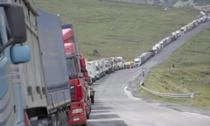 Կիլոմետրանոց հերթեր` Վերին Լարսում