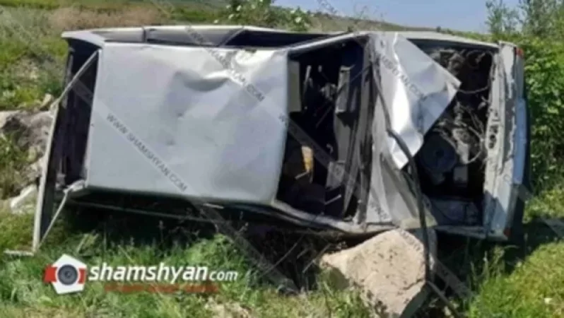Կոտայքում ավտոմեքենան մի քանի պտույտ շրջվել է, բախվել քարերին և կողաշրջված վիճակում հայտնվել դաշտում