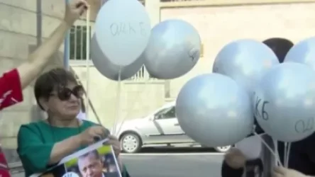 «ՀԱՊԿ-ը փուչիկ է». տեղահանված արցախցինեը ՌԴ դեսպանատան մոտ փուչիկներ պայթեցրեցին