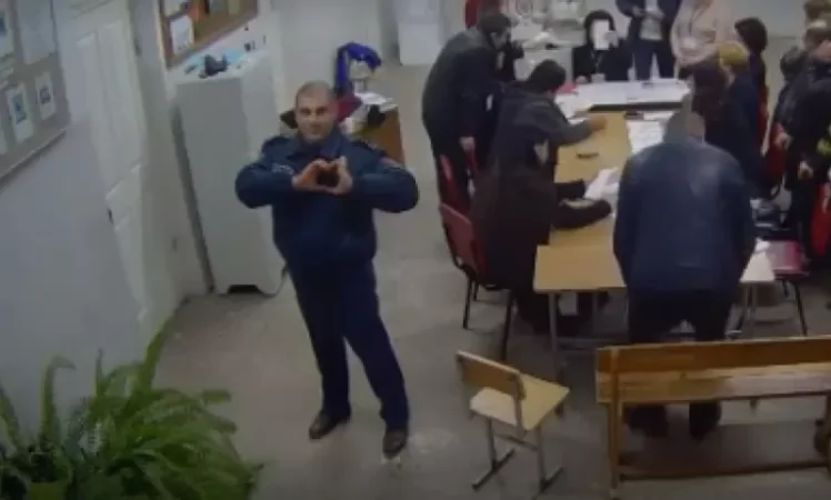 VIDEO: How a Police Officer Monitoring a Polling Station Makes a Heart Gesture