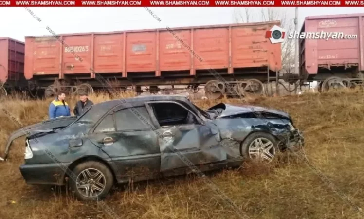 Բախվել են բեռնատար գնացքն ու Mercedes-ը. կան վիրավորներ