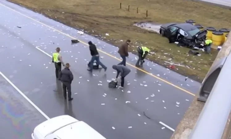 VIDEO: Cash Spilled on Highway in the USA Causes Accidents