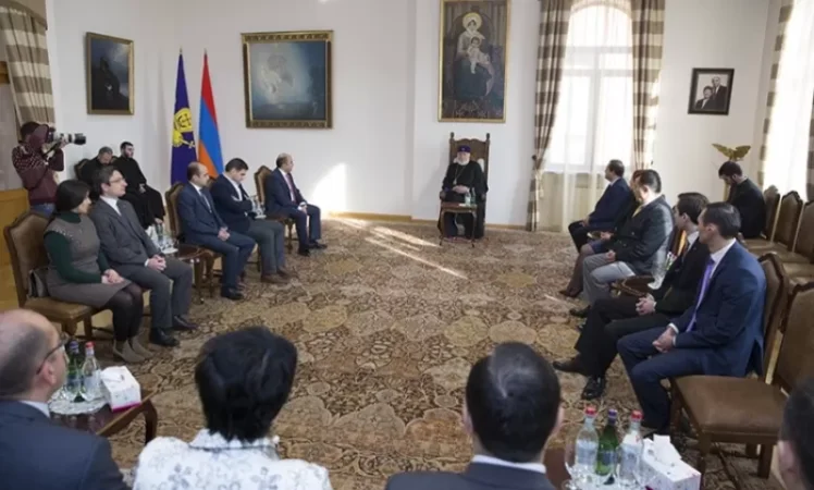 Գարեգին Երկրորդ կաթողիկոսը ընդունել է «Լուսավոր Հայաստան» կուսակցության անդամներին