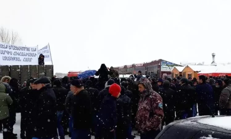 Գավառը բողոքում է. բնակիչները ճանապարհ են փակել