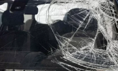 Volkswagen Jetta-ն հարվածել է կայանած մեքենային, վերջինս բախվել է էլեկտրասյանը