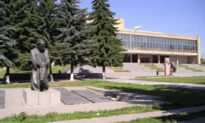 Գյումրու դրամատիկական թատրոնի մոտ դիակ է հայտնաբերվել