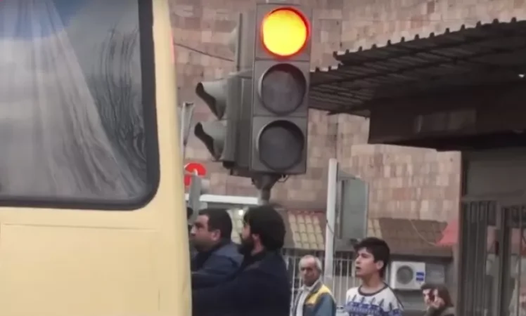 Video: Mobilization Bus Blocked, Shoving and Shouting
