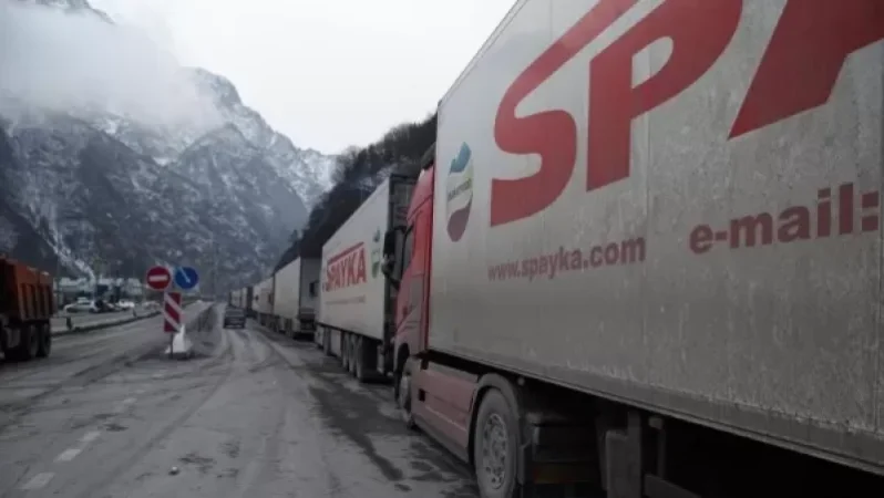 Վերին Լարսում սպասող «Սպայկա» բեռնատարներում գտնվող մթերքը փչանում է. վարորդները ահազանգում են