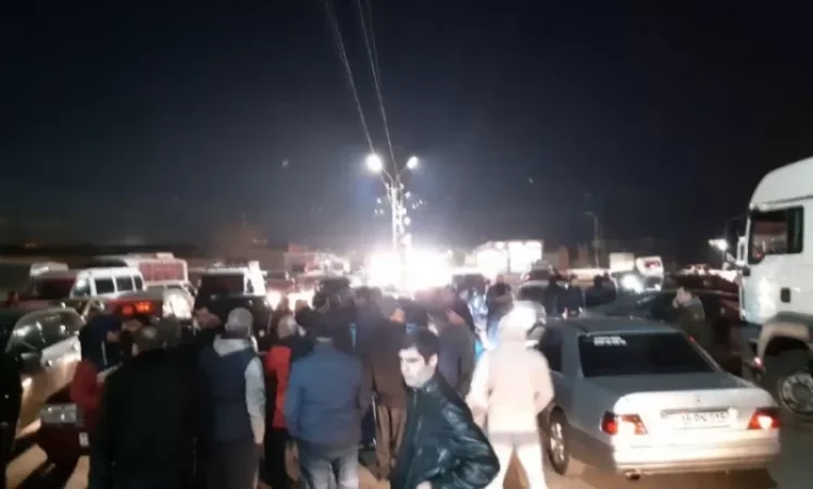 Էջմիածինցիները փակել են քաղաք տանող ճանապարհները․ Ինչ իրավիճակ է այնտեղ