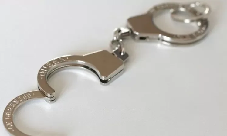 Ձեռնաշղթա, ոտնաշղթա, ռետինե մահակ, էլեկտրահարող սարք դատական կարգադրիչների մոտ