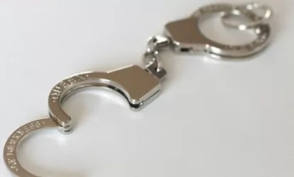 Ձեռնաշղթա, ոտնաշղթա, ռետինե մահակ, էլեկտրահարող սարք դատական կարգադրիչների մոտ